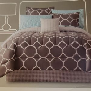 Queen bedding set 8 pieces dual sided.